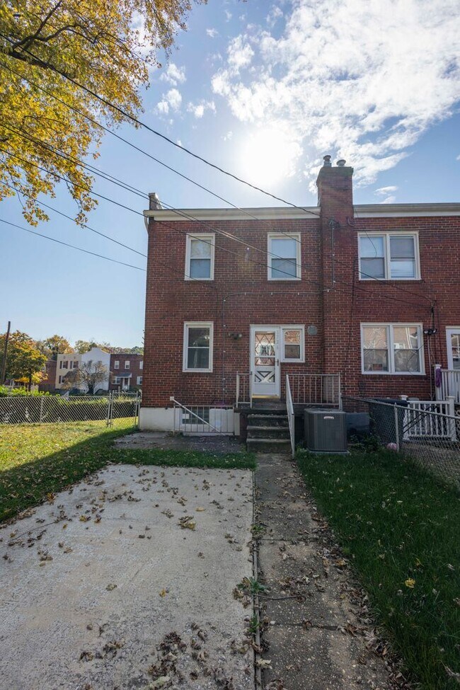 Foto del edificio - Spacious 4Bed/2Bath Townhome in Ridgeleigh