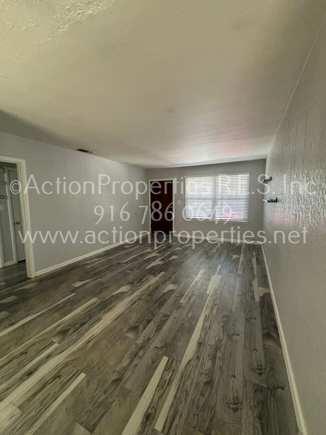 Building Photo - Close to Freeway, Shopping Single Story 2 Bedroom 1 Bath Large yard 1 Car Garage Drought Resistan...