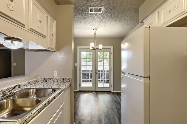 Foto del edificio - 1302 Radcliff Dr