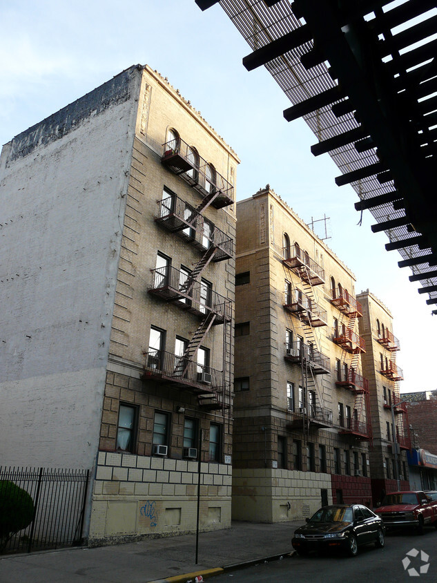 Building Photo - 2607 Jerome Ave