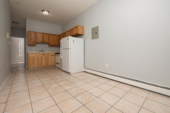 Foto del edificio - Well-lighted 3 Bedroom 1 Bathroom Apartment