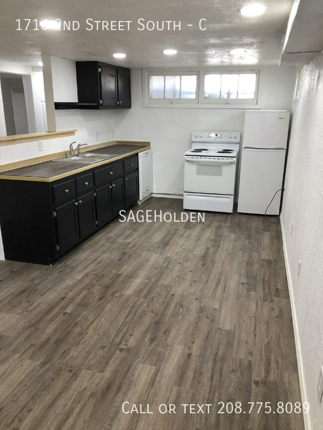 Building Photo - 1716 2nd St S