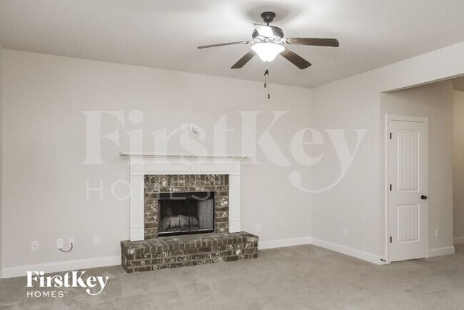 Building Photo - 448 Louise Way