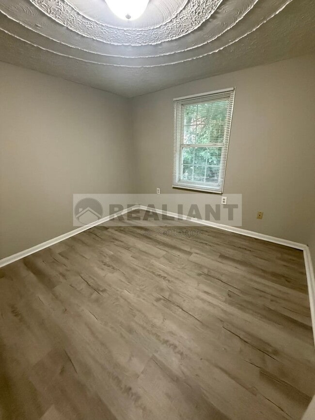 Building Photo - 100 Meadow Ln