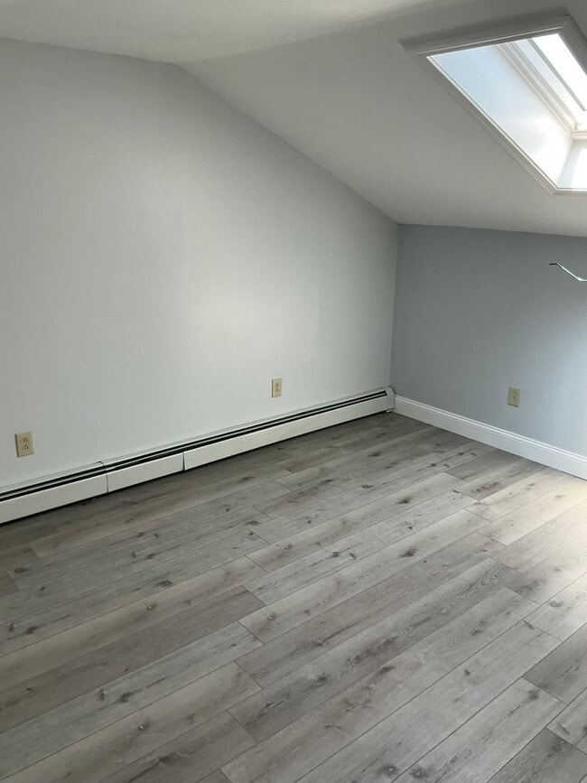 Building Photo - 558 Riverside Dr