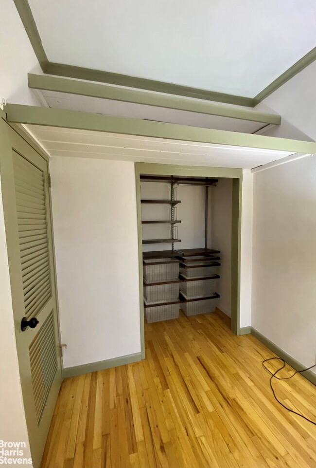 Building Photo - SUNNY PARK BLOCK BROWNSTONE ONE BEDROOM