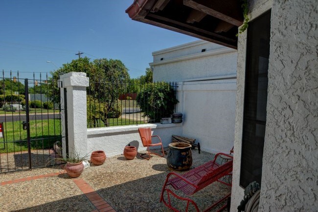 Building Photo - 2629 Cll Del