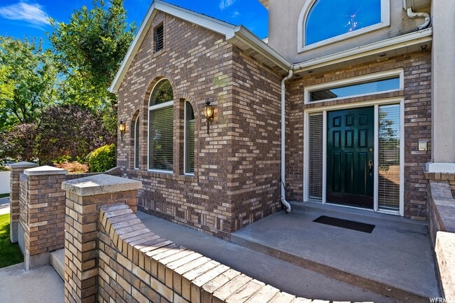 Building Photo - Huge Jordan Canal Rd Home on Half Acre Pro...