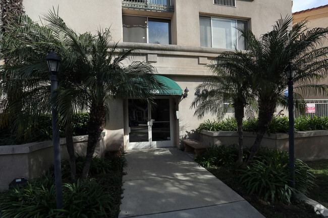 Foto del edificio - Miracle Mile Senior Housing