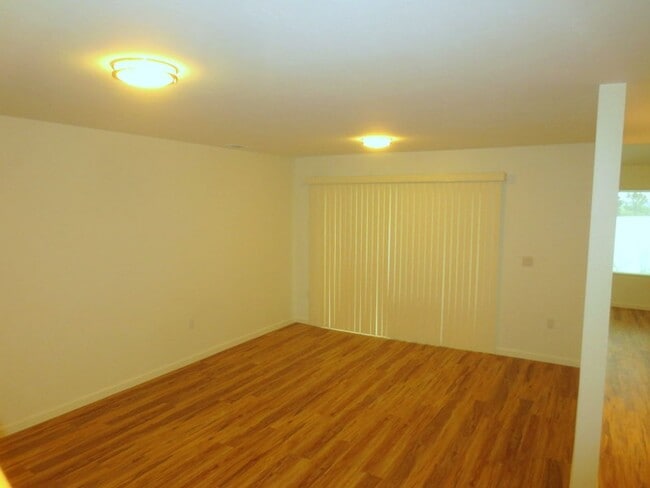 Building Photo - Newly Remodeled 4 bd Bay Terrace Townhome