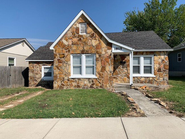 Building Photo - Adorable 2 bedroom, 2 bathroom home. Stack...