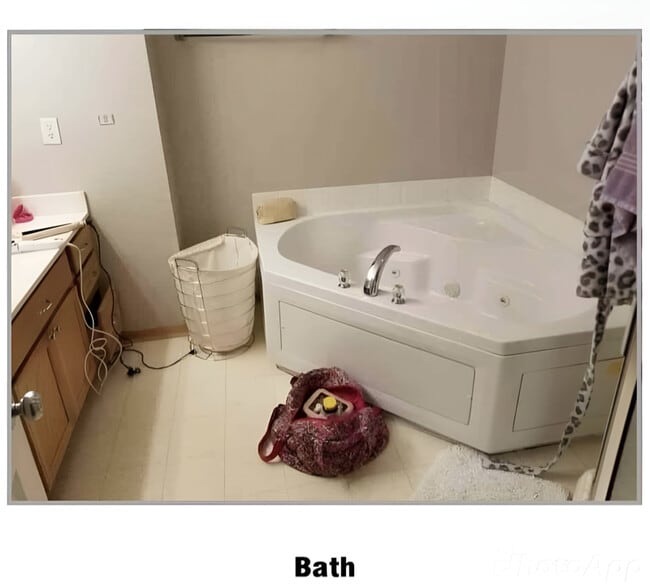 Building Photo - 1019 NE Greenview Dr