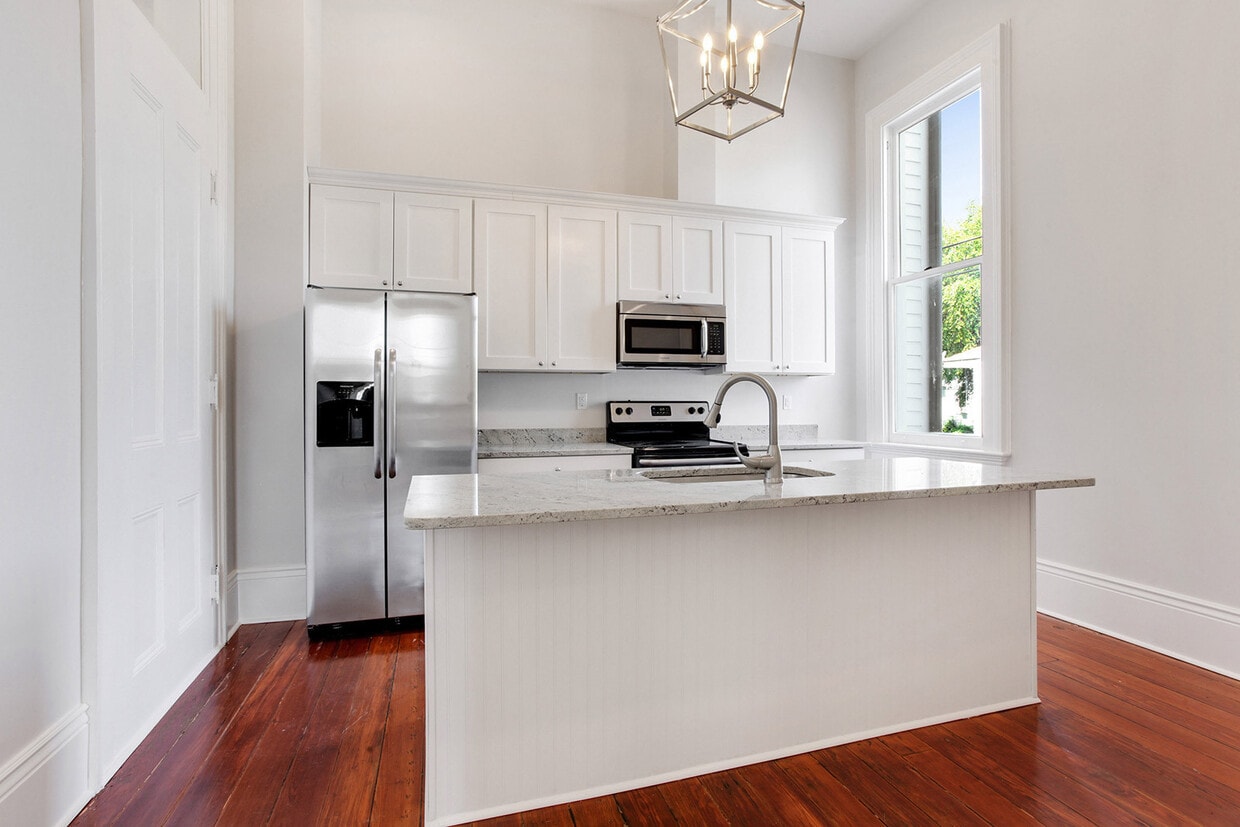 Foto principal - Spacious Uptown 2BR/2.5BA in Restored Mansion w/ GATED OFF STREET PARKING