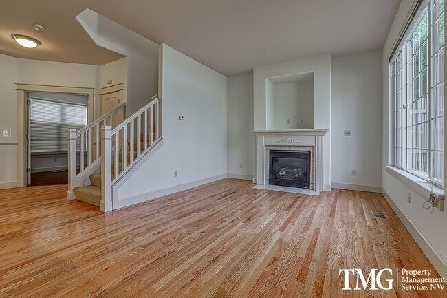 Building Photo - Pet Friendly Beautiful 3 Bed 2.5 Bath Town...