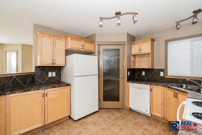 Building Photo - 190 Pinnacle Dr
