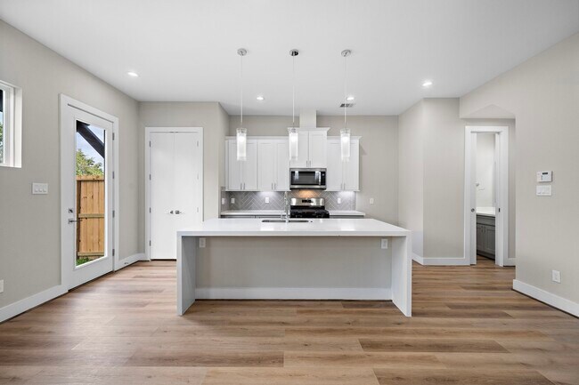 Foto del edificio - 8134 Esther Acres Ln