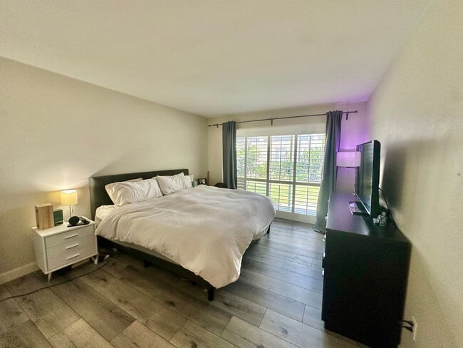 Building Photo - 3 Bedroom Townhome near USD!! Parking + La...