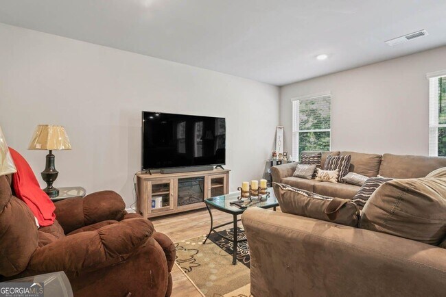 Building Photo - 195 Goodall Woods Dr