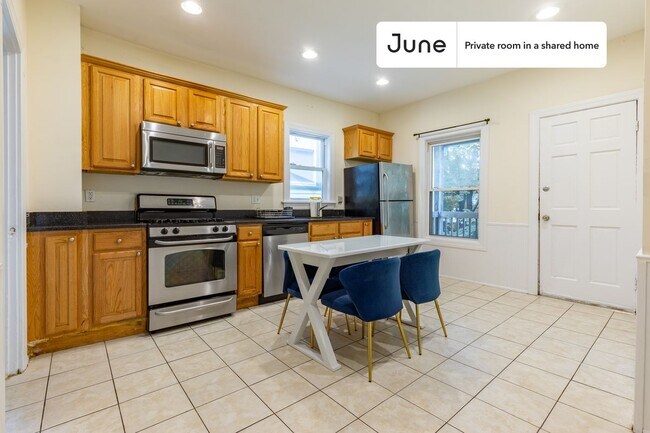 Building Photo - Private bedroom in 6 bed/2 bath Home