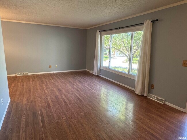 Building Photo - 2325 Queens Ct
