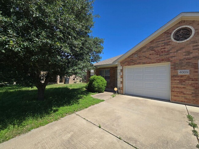 Foto del edificio - AVAILABLE NOW!