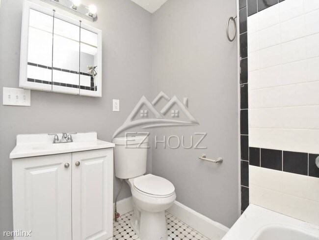 Foto del edificio - 2 br, 1 bath Apartment - 2418 McElderry St