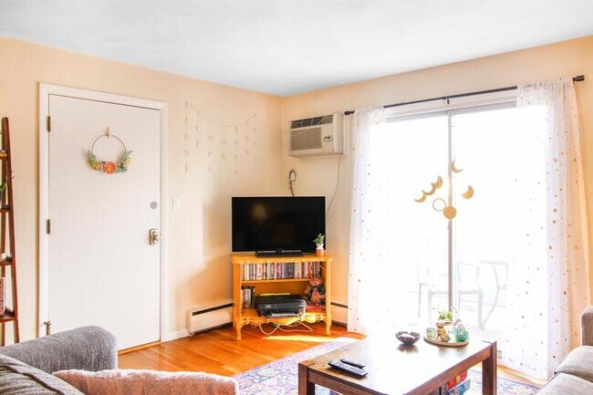 Foto del edificio - 19 Jacqueline Road, Unit E