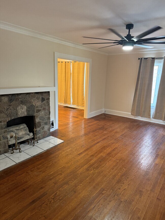 Building Photo - 933 Winona Dr