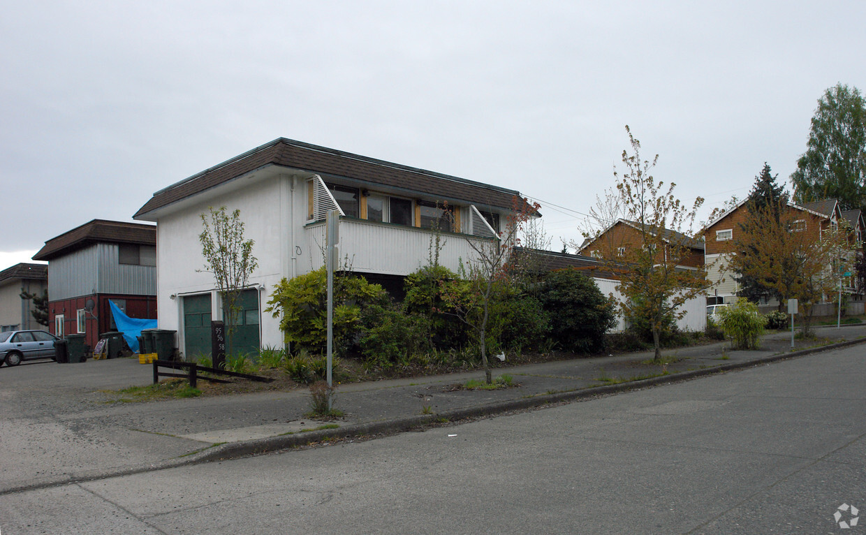 Foto principal - 9556 Interlake Ave
