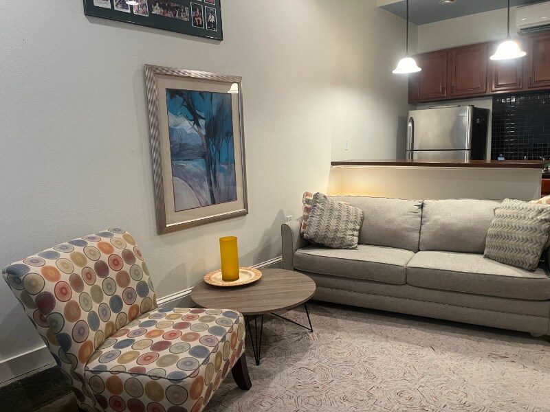 Foto principal - 832 Touro St