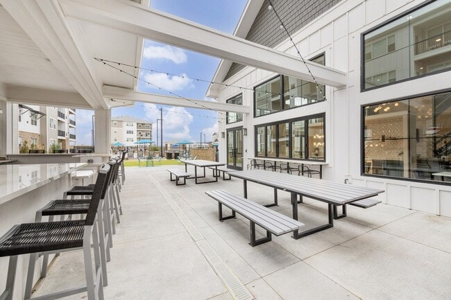 Building Photo - Momentum at First Creek