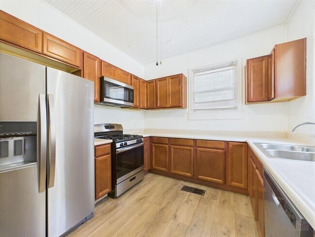 Foto del edificio - 810 W 32nd St