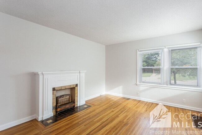 Building Photo - Adorable Brick 1 Bedroom in Longview Neigh...