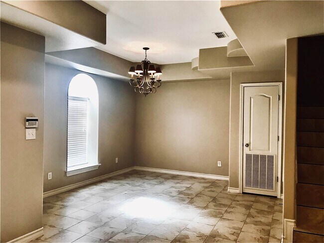 Building Photo - 1000 Ranchway Dr