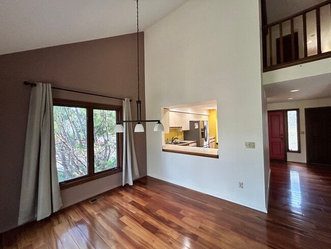 Building Photo - Gorgeous 4 Bedroom Townhome Steps from Bou...
