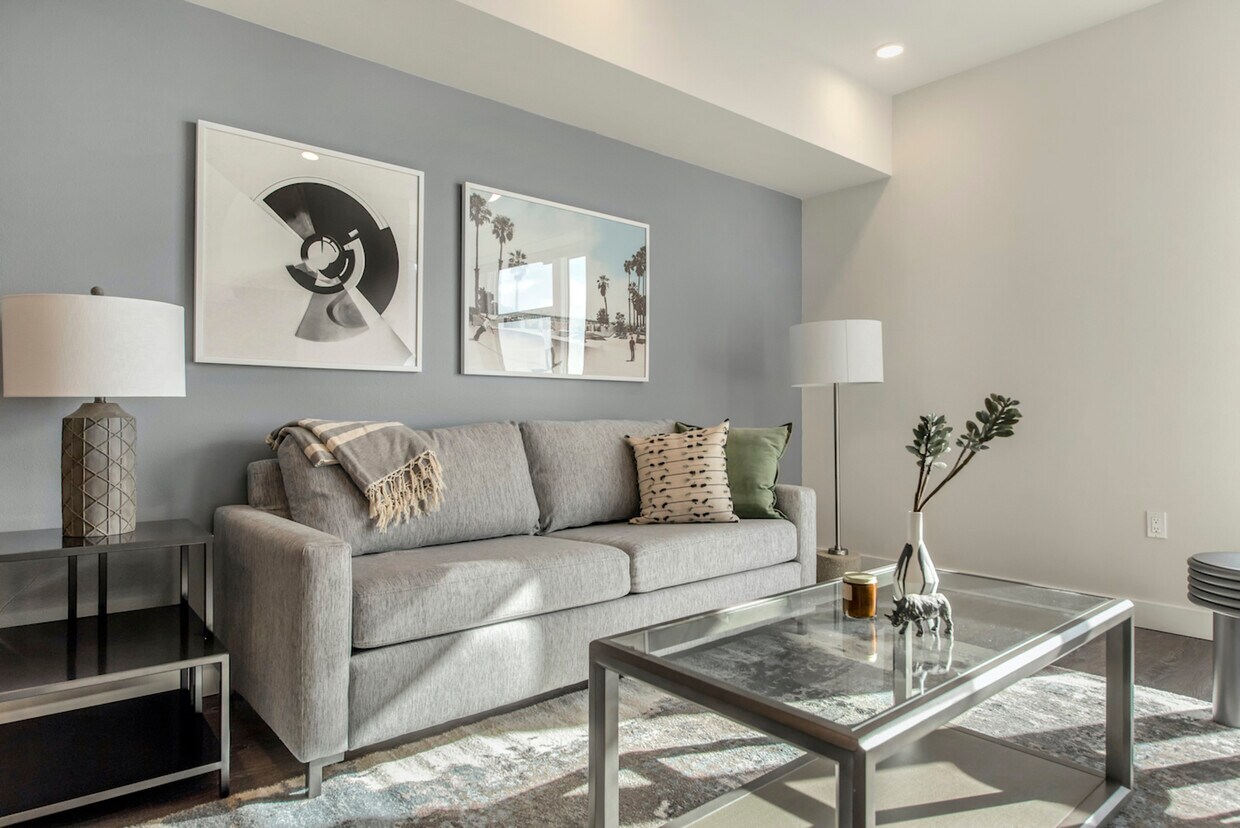 Foto principal - 1288 E Hillsdale Blvd