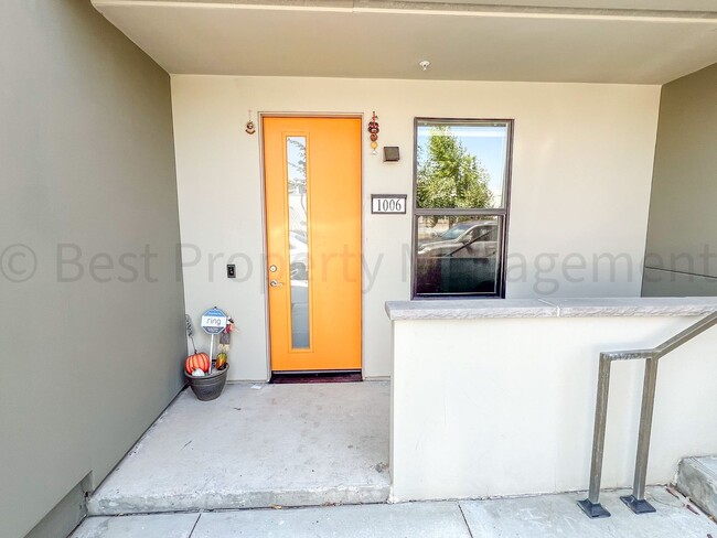 Building Photo - Innovation Community Townhome