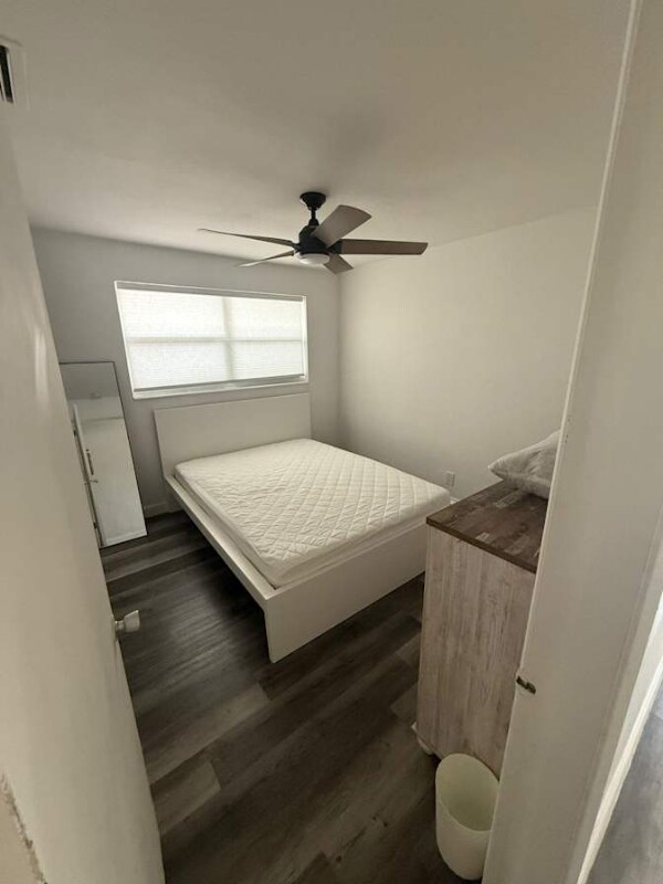 Foto del edificio - 240 NE 60th St