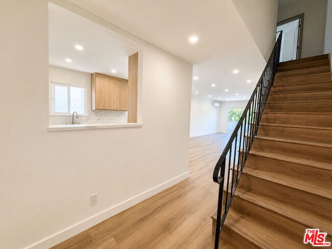 Foto del edificio - 2449 Beachwood Dr