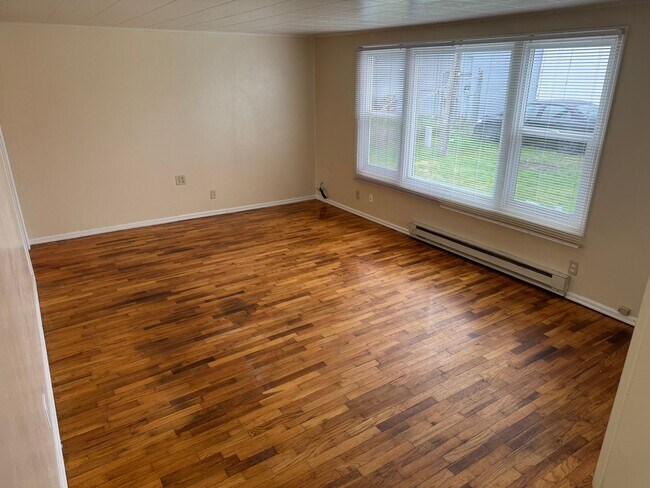 Foto del edificio - Updated 3 bedroom 1 bathroom house on a huge lot!