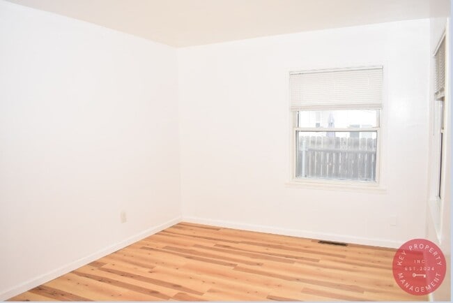 Building Photo - Charming Two-Bedroom, One-Bath Unit – Avai...