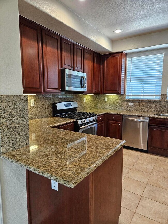 Foto del edificio - Spacious Tri-Level Townhouse/Condo Near Sa...