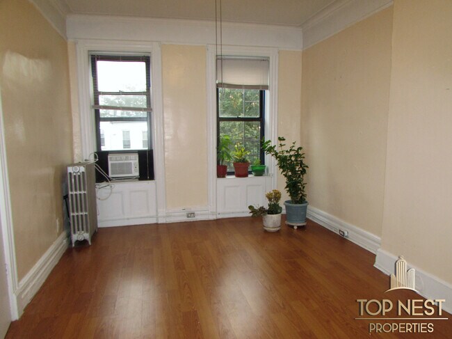 Building Photo - 526 52nd St