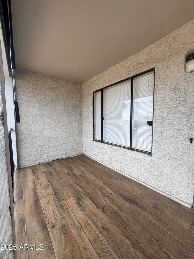Foto del edificio - 156 N May