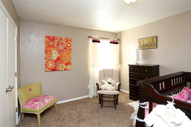 2BR, 2BA - 920SF - Bedroom - Portland Park