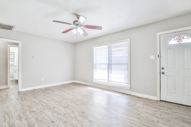 Foto del edificio - A MUST SEE - GREAT COLLEGE PROPERTY! PRELE...
