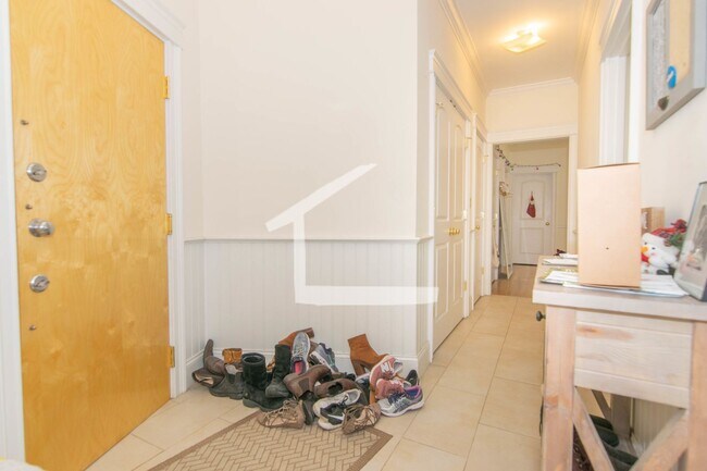 Building Photo - Beautifully updated 3 bed unit next to the...
