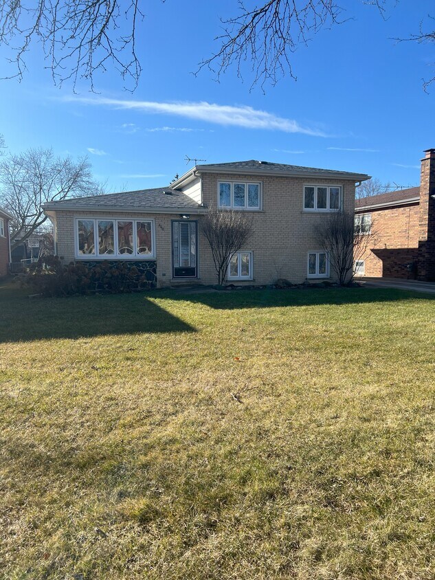 Primary Photo - 640 W Gladys Ave