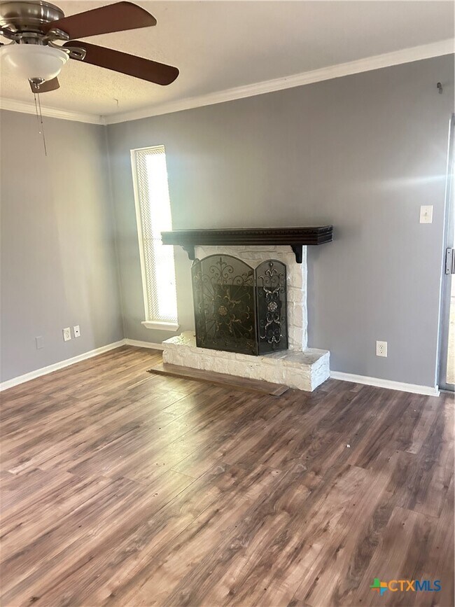 Building Photo - 1051 Country Club Dr