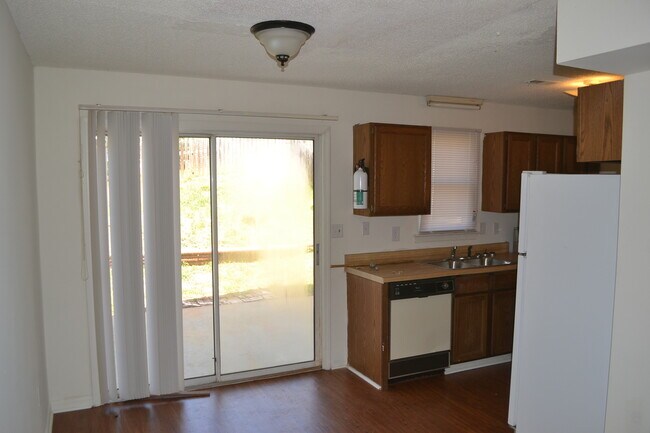 Foto del edificio - 2 Bedroom House in Central Available Fall 2026